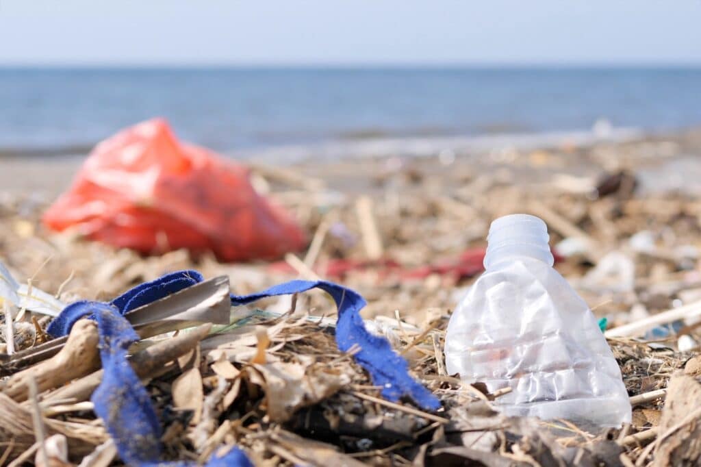 Rifiuti di plastica e spazzatura sulla spiaggia di sabbia. Problema di inquinamento ambientale. Bali, Indonesia. ♻️