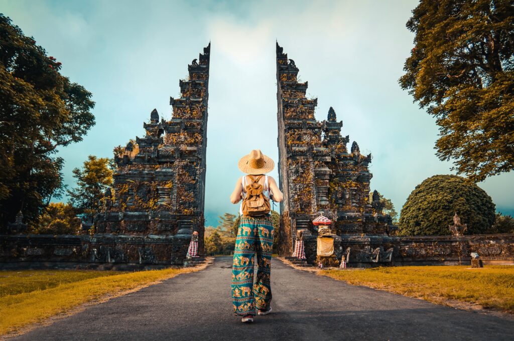 Donna con zaino in spalla che esplora Bali, Indonesia.