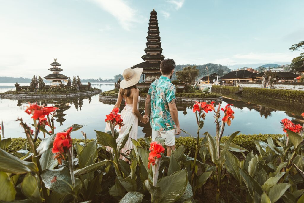 Giovane coppia al Pura Ulun Danu Bratan, Bali