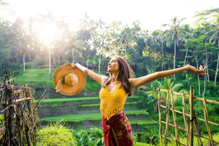 Donna sulla terrazza di riso di Tegalalang a Bali