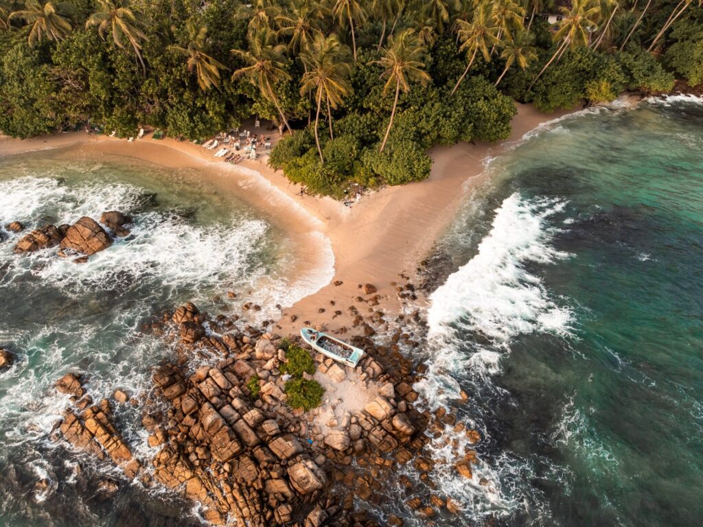 Vakantie Sri Lanka 3 Luchtfoto van de zonsondergang op Secret Beach in de buurt van Mirissa in het zuiden van Sri Lanka