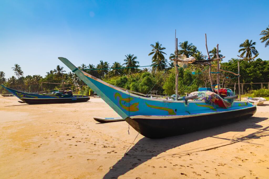 Traditionele vissersboten op een zandstrand. Sri Lanka.
